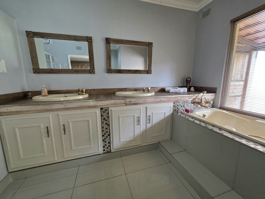 7 Bedroom Property for Sale in Jim Fouchepark Free State